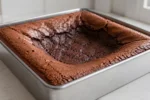 Brownie assado com o centro afundado e as bordas mais altas