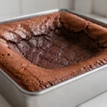 Brownie assado com o centro afundado e as bordas mais altas