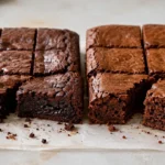 Comparação visual de brownie com manteiga e brownie com margarina, mostrando diferenças de densidade e textura
