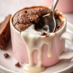 brownie de caneca com leite condensado escorrendo