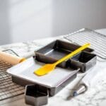 utensílios para fazer brownies posicionados em uma mesa