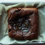 Exemplo de um erro comum ao assar brownie: a massa afunda e fica crua no centro, enquanto as bordas cozinham demais.