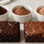 Cacau, chocolate em pó e achocolatado ao lado de dois brownies