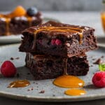 Brownies recheados com frutas vermelhas, mel e caramelo cremoso, decorados com framboesas e hortelã