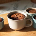 Quatro canecas com brownies de micro-ondas