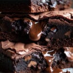Brownies empilhados com casquinha crocante e recheio cremoso de chocolate derretido.