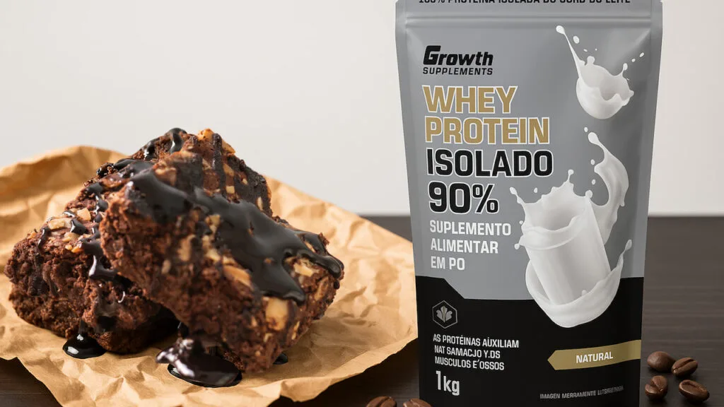 foto de brownie proteico com calda e whey Growth ao fundo