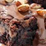 foto de um brownie de nutella com avelãs por cima