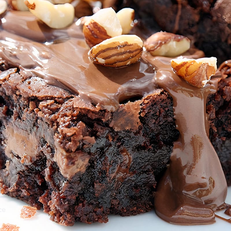 foto 1:1 de um brownie de nutella com avelãs por cima