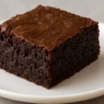 brownie de abacate com casquinha crocante em prato branco.
