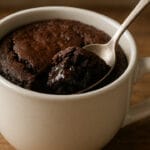 brownie de microondas com colher mostrando interior cremoso
