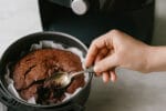 brownie na airfryer sendo servido