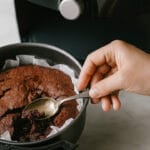 brownie na airfryer sendo servido
