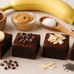 foto de brownies fit com toppings saudáveis e ingredientes naturais ao fundo