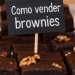 brownies com plaquinha “Como vender brownies” escrita em giz