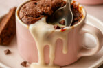 brownie de microondas com leite condensado escorrendo