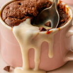 brownie de microondas com leite condensado escorrendo
