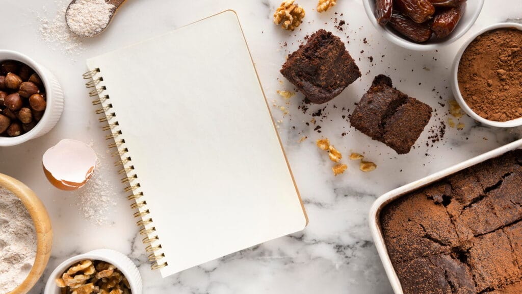planejamento-brownies mesa de confeiteiro com caderno, simbolizando planejamento