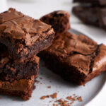 Para um brownie mais chewy, reduza a farinha e aumente o tempo de descanso da massa antes de assar