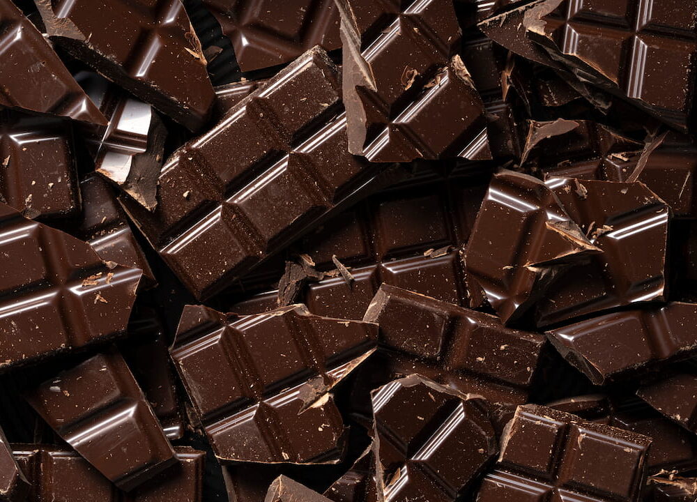 foto de pedaços de chocolate meio amargo quebrados, usados para brownies.