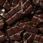 foto de pedaços de chocolate meio amargo quebrados, usados para brownies.