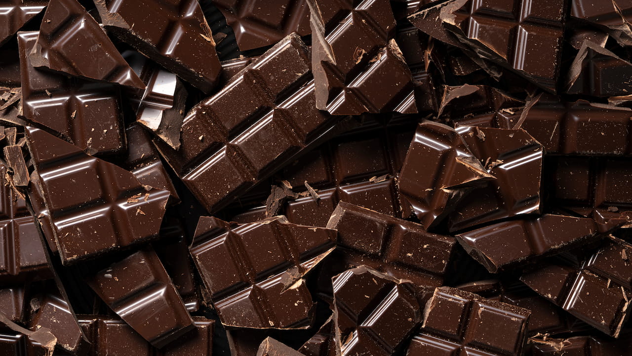 foto de pedaços de chocolate meio amargo quebrados, usados para brownies.