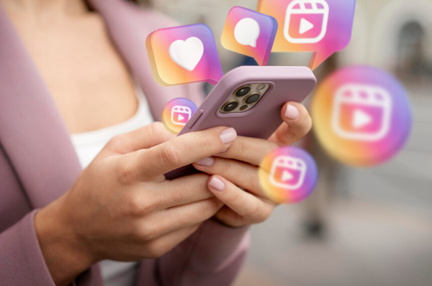 Mulher segurando um celular, representando o planejamento do marketing para vender doces no Instagram.