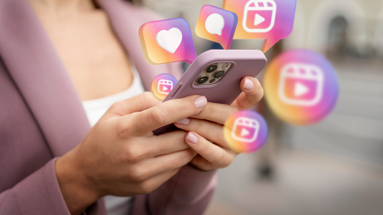 Mulher segurando um celular, representando o planejamento do marketing para vender doces no Instagram.