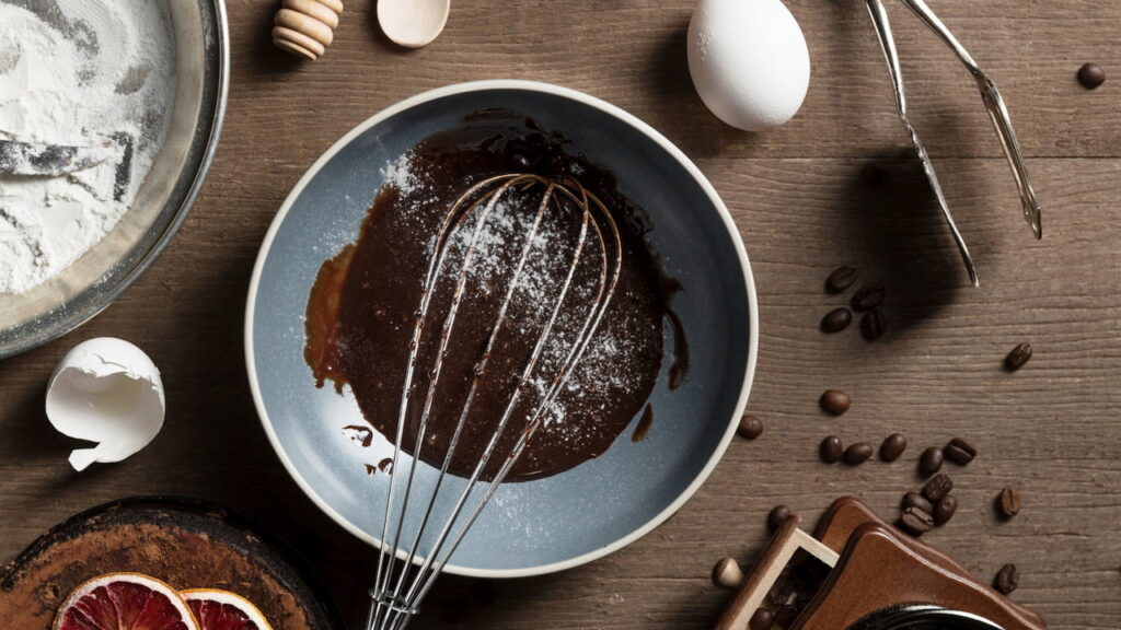 Dica: Use o fuet para bater vigorosamente ovos e açúcar até formar uma emulsão antes de incorporar os ingredientes secos — é isso que garante a casquinha crocante no brownie.