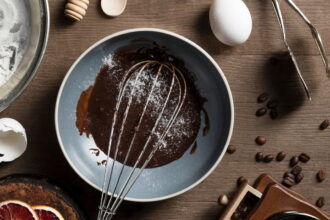 Dica: Use o fuet para bater vigorosamente ovos e açúcar até formar uma emulsão antes de incorporar os ingredientes secos — é isso que garante a casquinha crocante no brownie.