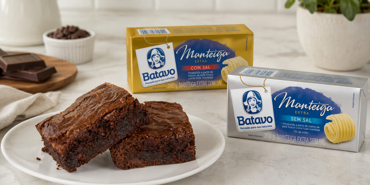 Brownies no prato com manteiga com sal ou sem sal no brownie em embalagens Batavo sobre bancada clara
