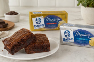Brownies no prato com manteiga com sal ou sem sal no brownie em embalagens Batavo sobre bancada clara