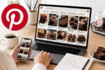 Confeiteira usando Pinterest no notebook para pesquisar ideias de brownies e estratégias de confeitaria digital.
