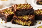 Brownies Dubai com recheio de pistache e kataifi crocante, finalizados com pistache picado